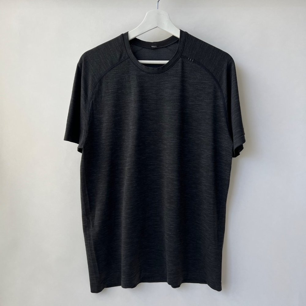 LULULEMON Men dark heather gray/black Metal vent tech T-shirt Sz L